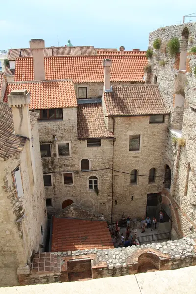 Ve sobre los tejados del casco antiguo de Split. —  Fotos de Stock
