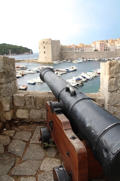 Dubrovniks 구시가지 거리와 대포. — 스톡 사진