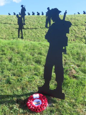 İkinci Dünya Savaşı sırasında silahlı kuvvetlerimizin yaptığı fedakarlıkları hatırlayan askeri siluetleri kışkırtmak..