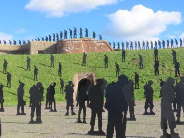 İkinci Dünya Savaşı sırasında silahlı kuvvetlerimizin yaptığı fedakarlıkları hatırlayan askeri siluetleri kışkırtmak..