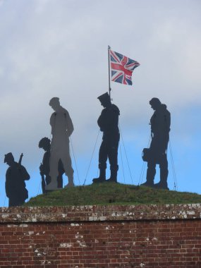 İkinci Dünya Savaşı sırasında silahlı kuvvetlerimizin yaptığı fedakarlıkları hatırlayan askeri siluetleri kışkırtmak..