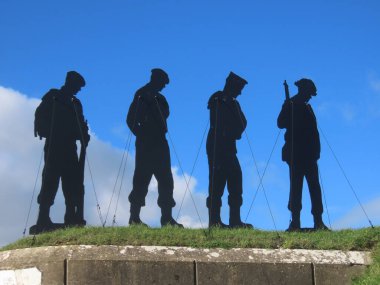 İkinci Dünya Savaşı sırasında silahlı kuvvetlerimizin yaptığı fedakarlıkları hatırlayan askeri siluetleri kışkırtmak..