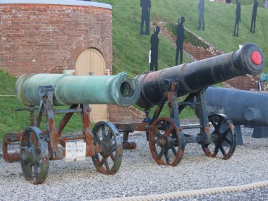 Eski top. Birkaç yüzyıl önce, bu silahlar kendi zamanlarının kitle imha silahlarıydı..