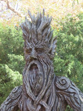 Eski bir ağaç gövdesinden oyulmuş heykel. Ölü ağacı tamamen ortadan kaldırmaktansa gövde bir sanat eserine dönüştü..