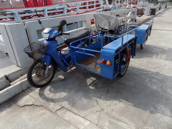 Motocicleta para transporte de mercancías. — Foto de Stock