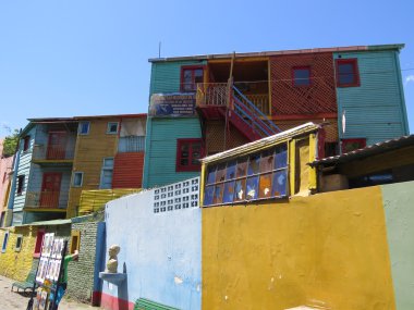 parlak renkli evleri