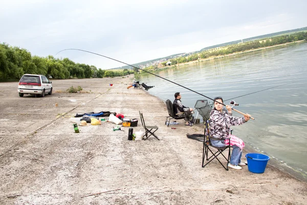 Menina com uma vara de pesca — Fotografia de Stock