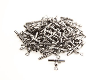 Birçok Balık tutma swivels izole bir beyaz zemin üzerine