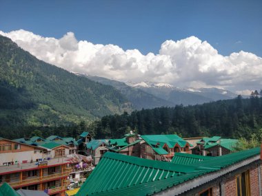 Manali, Hindistan - 9 Haziran 2019: Eski Manali binasının tepesinden destansı manzara.