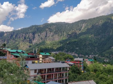 Manali, Hindistan - 9 Haziran 2019: Eski Manali binasının çatısından Güzel Vadi Manzarası.