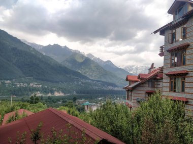 Hindistan 'da Manali' nin tepesinden güzel bir manzara.