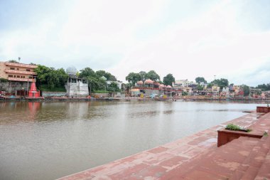 Ujjain, Hindistan - 8 Ağustos 2020: Rama Nehri kıyısında birçok tapınağı bulunan ghat