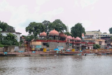 Ujjain, Hindistan - 8 Ağustos 2020: Rama Nehri kıyısında tapınakları olan ghat