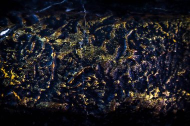 Koyu siyah duvar dokusu altın benekli arka plan duvar kağıdı.