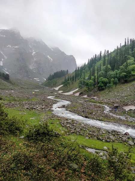 Schneeflecken Und Fluss Fließen Durch Felsen Einem Epischen Indischen Himalaya — Stockfoto