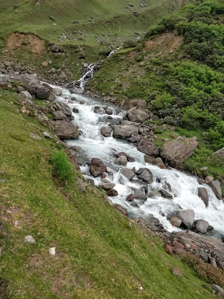 Prachtige Rivier Stroomt Door Rotsen Indiase Himalaya Mountain Valley — Stockfoto