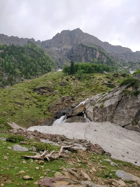 Bela Queda Água Fluindo Sob Remendo Glacial Neve Épico Vale — Fotografia de Stock