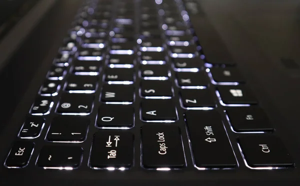 White Backlit Keyboard Laptop Selective Focus Blur Background Effect — Stock Photo, Image