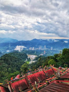 Genting Highlands, Malezya - 26 Ocak 2019 Genting Highlands 'ın tepesinden Chin Sweet Caves Tapınağı' na bakın..