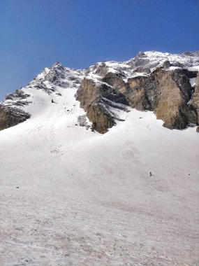 Hint Himalaya dağlarının destansı tepesinden güzel bir buzul iniyor. Güzel uçurum ve kayaların yapısı. Açık bir günde Alp Vadisi 'nde yürüyüş yapmak. Hindistan, Manali yakınlarında Humpta geçidi yürüyüşü.