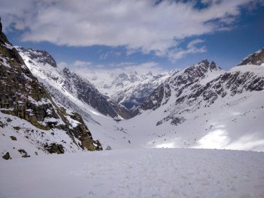 Haziranda Hint Himalaya Dağı 'nın zirvesinden Manali yakınlarındaki Humpta Geçidi' nde kar altında Spiti Vadisi 'nin destansı manzarası..
