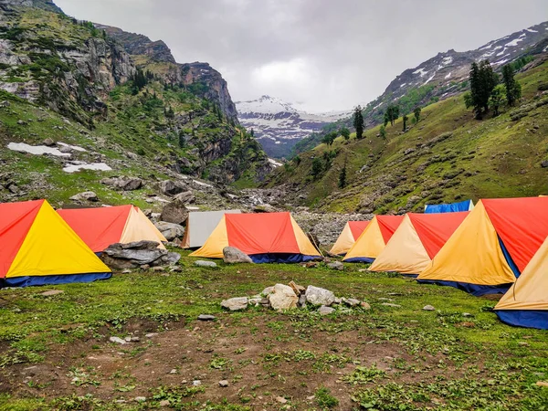 Manali Himachal Pradesh yakınlarındaki bir Hint Himalaya Vadisi 'nde güzel bir kamp alanı..