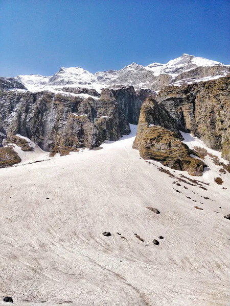 Hint Himalaya dağlarının tepesinden güzel bir buzulun indiği destansı bir yüzey. Güzel uçurum ve kayaların yapısı. Açık bir günde Alp Vadisi 'nde yürüyüş yapmak. Hindistan, Manali yakınlarında Humpta geçidi yürüyüşü.