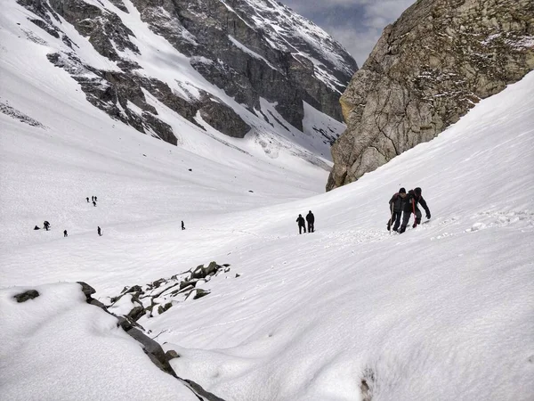 Manali India June 14Th 2019 Bunch People Hiking Group Climbing — Stock Photo, Image