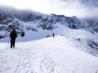 Wan, Indian - 2 Haziran 2018: Hint Himalaya Dağı 'nın zirvesine ulaşmak için dev bir kar örtüsü üzerinde yürüyen donanımlı yürüyüşçü.