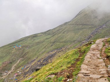 Hint Himalaya Dağları 'ndaki efsanevi uçurum kenarı patikası. Himalaya Çayırlarında yüksek irtifada yürüyüş / yürüyüş.