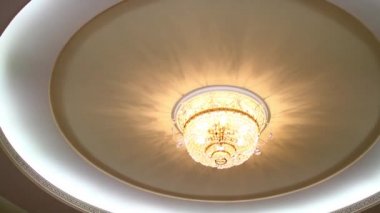 Tavanda güzel avize