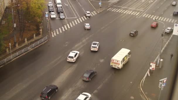 チェリャビンスクの通りの道路交通 — ストック動画