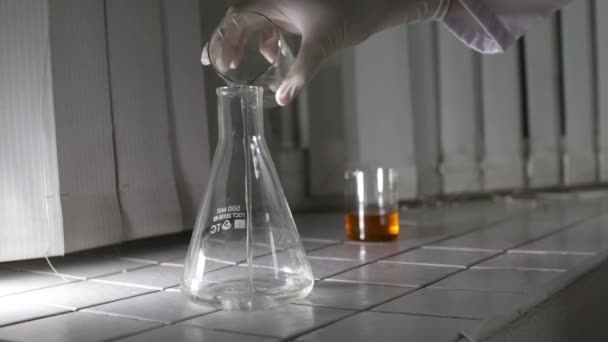 Cientista a preparar-se para experiências — Vídeo de Stock