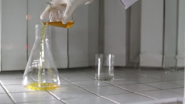 Cientista a preparar-se para experiências — Vídeo de Stock