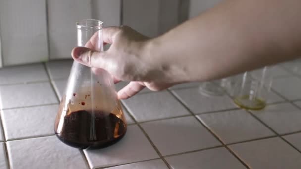 Cientista a preparar-se para experiências — Vídeo de Stock