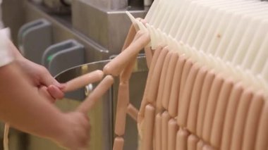 Sosis fabrikası üzerinde çalışıyor