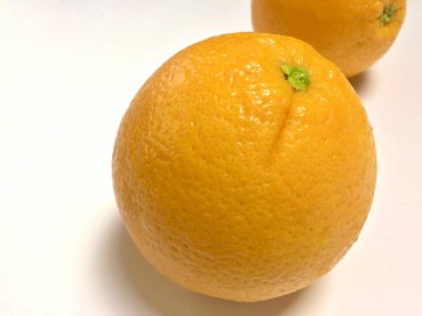 Taze portakal meyveleri. Turuncu beyaz arka planda izole edilmiş. Turuncu Kırpma Yolu.