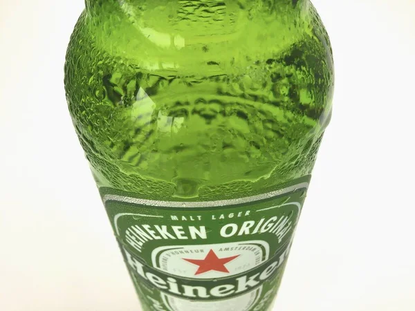 Blur Kall Heineken Med Vattendroppar Står Vit Bakgrund Från Ovan — Stockfoto