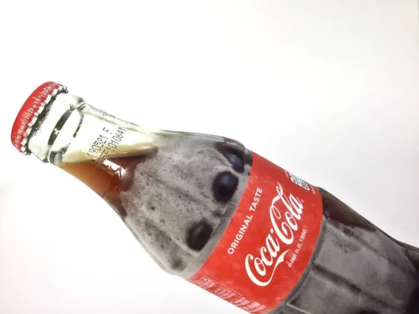 Coca Cola Con Ghiaccio Bianco Isolato Ottobre 2020 — Foto Stock