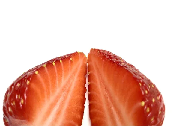 Izolované Jahody Dva Řezané Jahodové Plody Izolované Bílém Pozadí — Stock fotografie