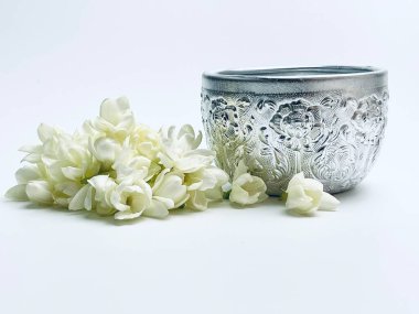 Beyaz arka planda Jasmine çiçekleriyle karıştırılmış bir kase, Tayland 'da Songkran festivali.