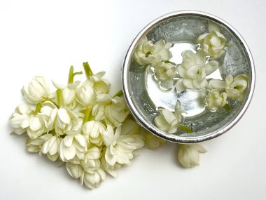 Kasedeki su, Tayland 'daki Songkran festivalinde Yasemin çiçekleriyle karıştırılmış..