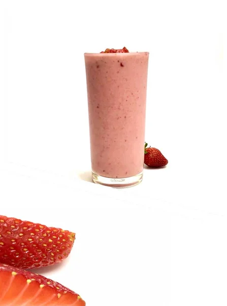 Closeup Sliced Strawberry Yogurt Smoothie White Background — Stock Photo, Image