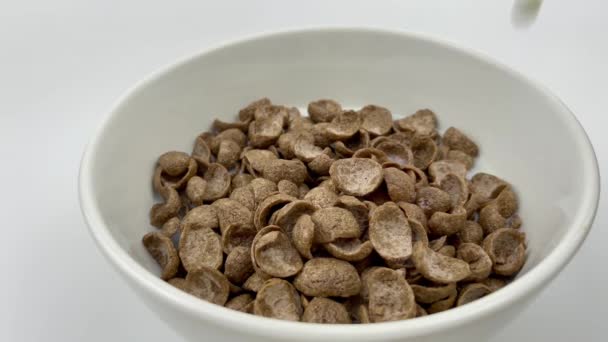 Leche Verter Tazón Desayuno Cereales Chocolate Comida Saludable Mientras Que — Vídeo de stock