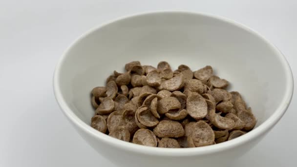 Mjölk Häller Skål Frukost Choklad Spannmål Hälsosam Mat Medan Bakgrund — Stockvideo