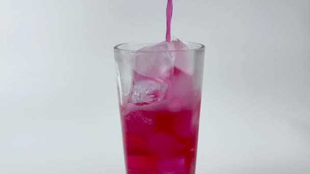 Наповнення Безалкогольних Напоїв Червона Сода Скляну Ізольовану Білому Тлі — стокове відео