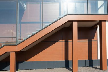 Binanın ikinci katına giden camlı merdiven..