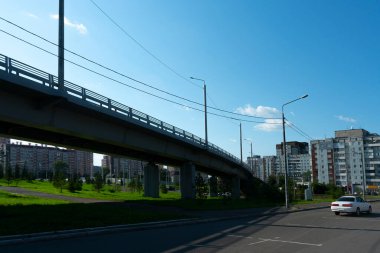 Şehir merkezinde üst geçit var. Trafik için üstgeçit.