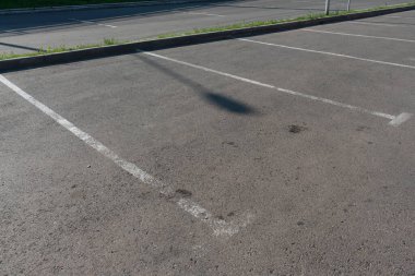 Asfalttaki park yerlerinin beyaz işaretleri.