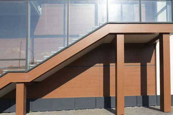 Escalier vitré menant au deuxième étage du bâtiment. — Photo